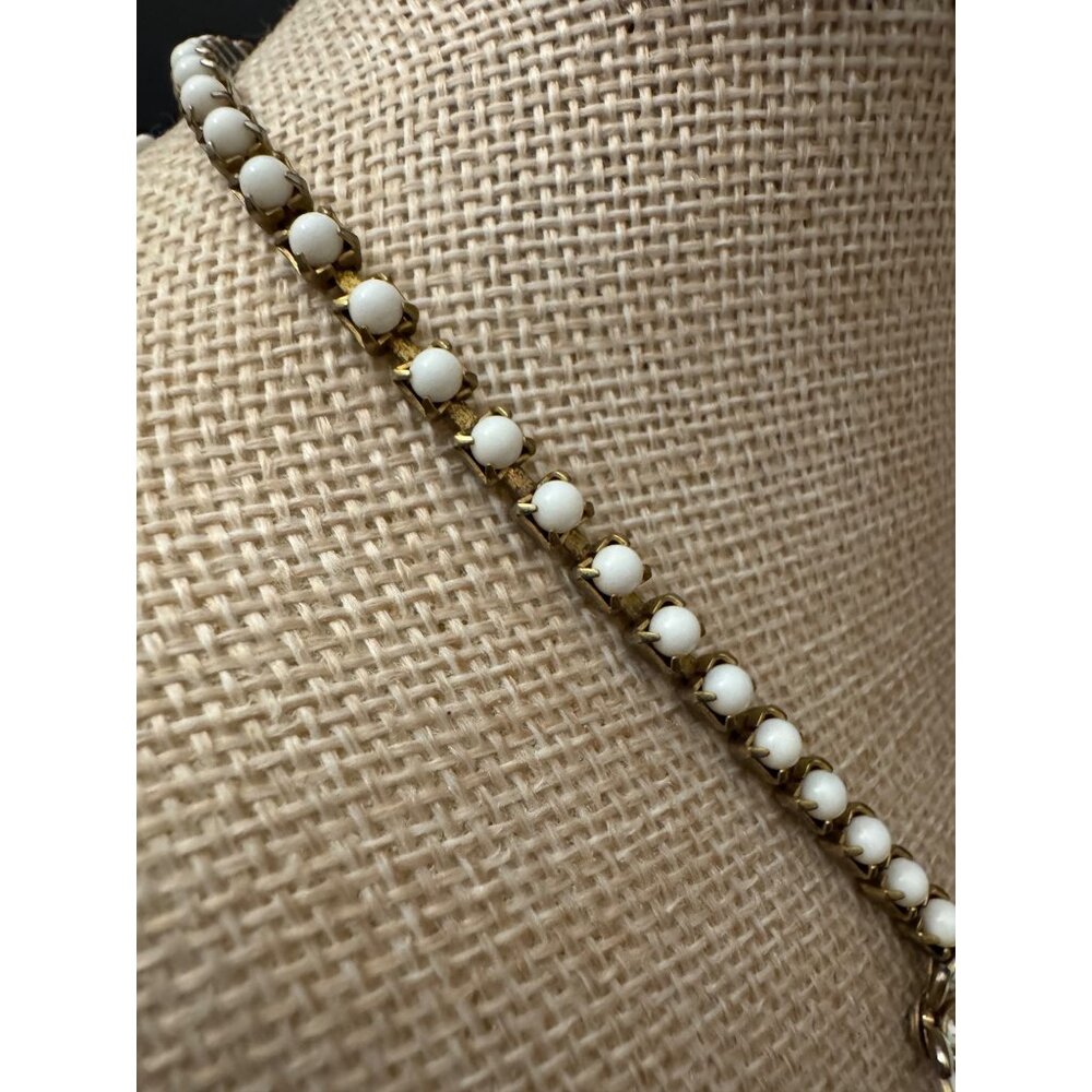 Vintage Gold-Tone White Daisy Flower Necklace With Rhinestone Accents Retro Char - Picture 3 of 10